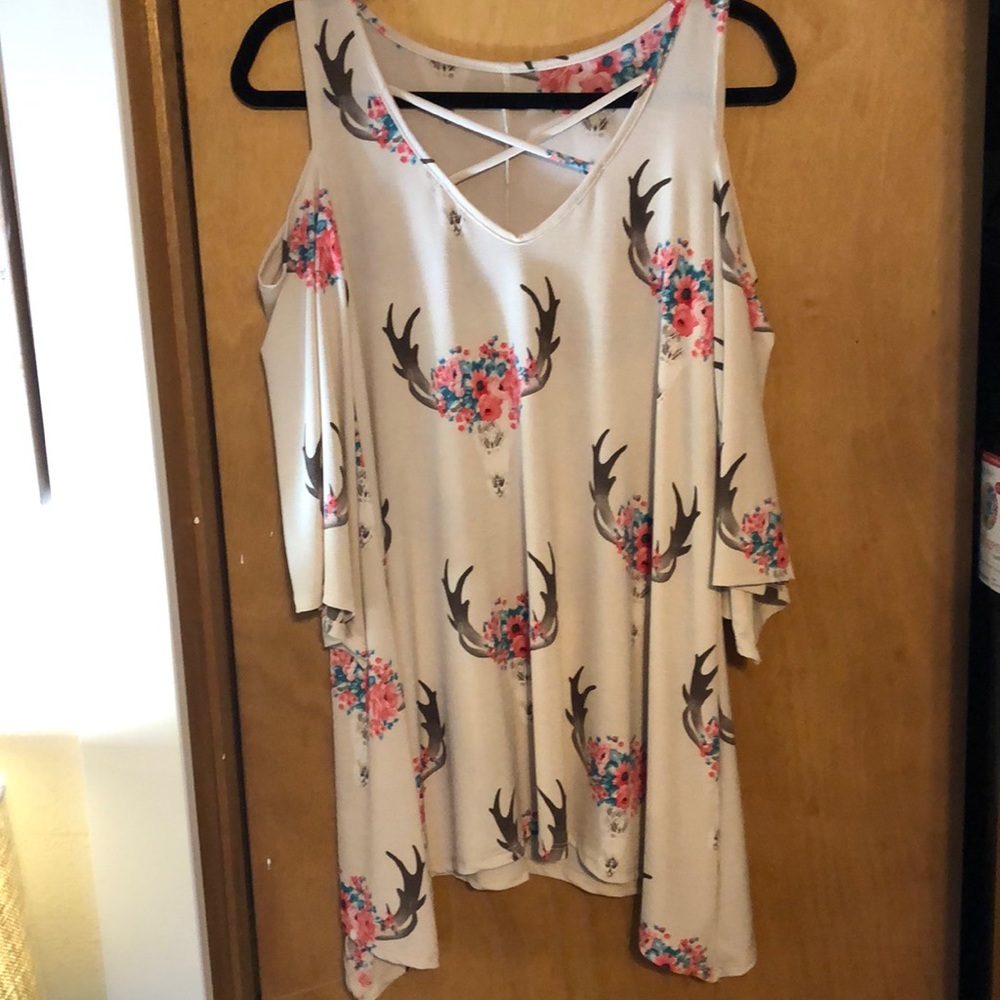 Skull top with cut out shoulders